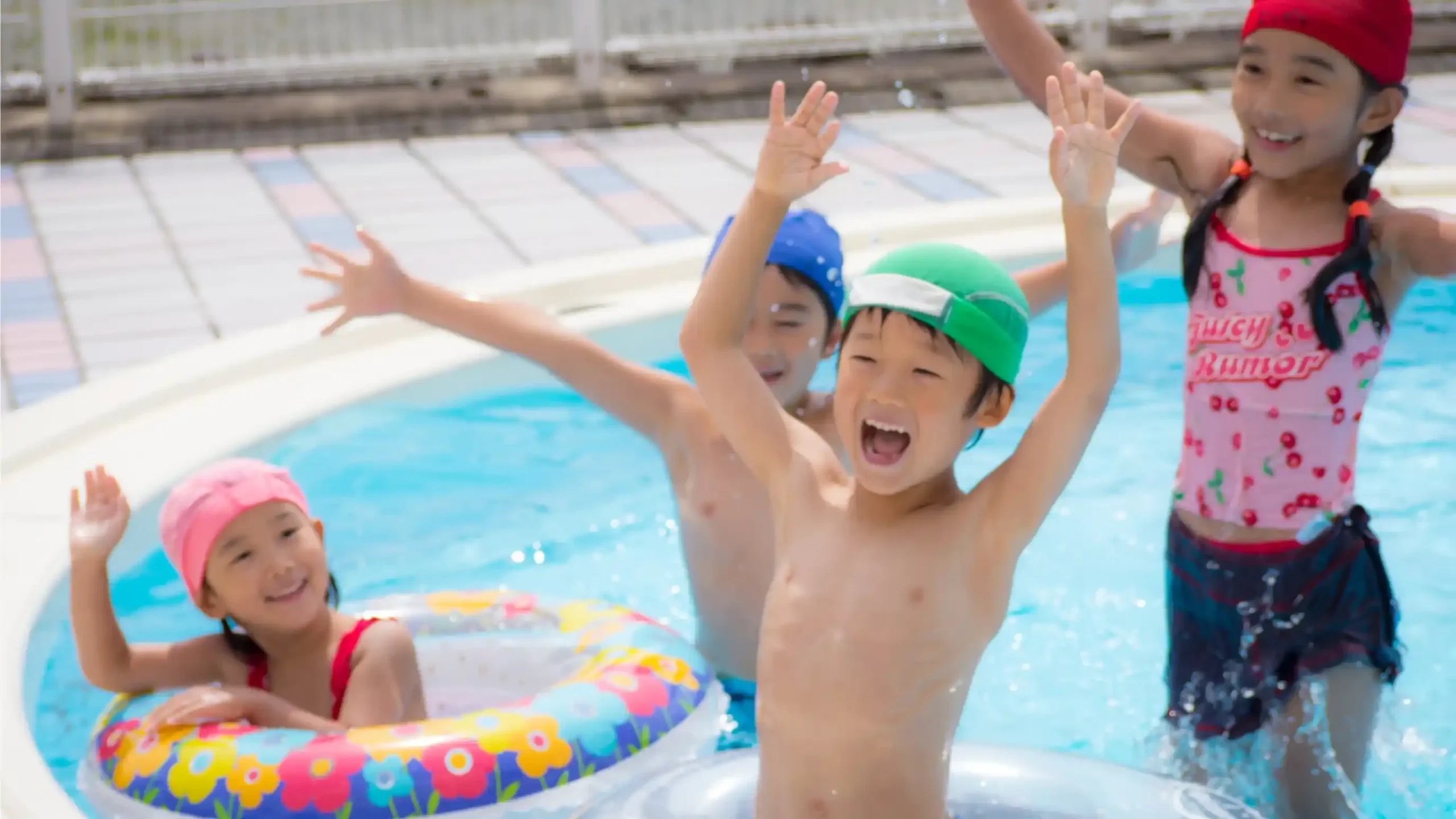 新潟のプール付きホテルで遊ぶ子供の画像