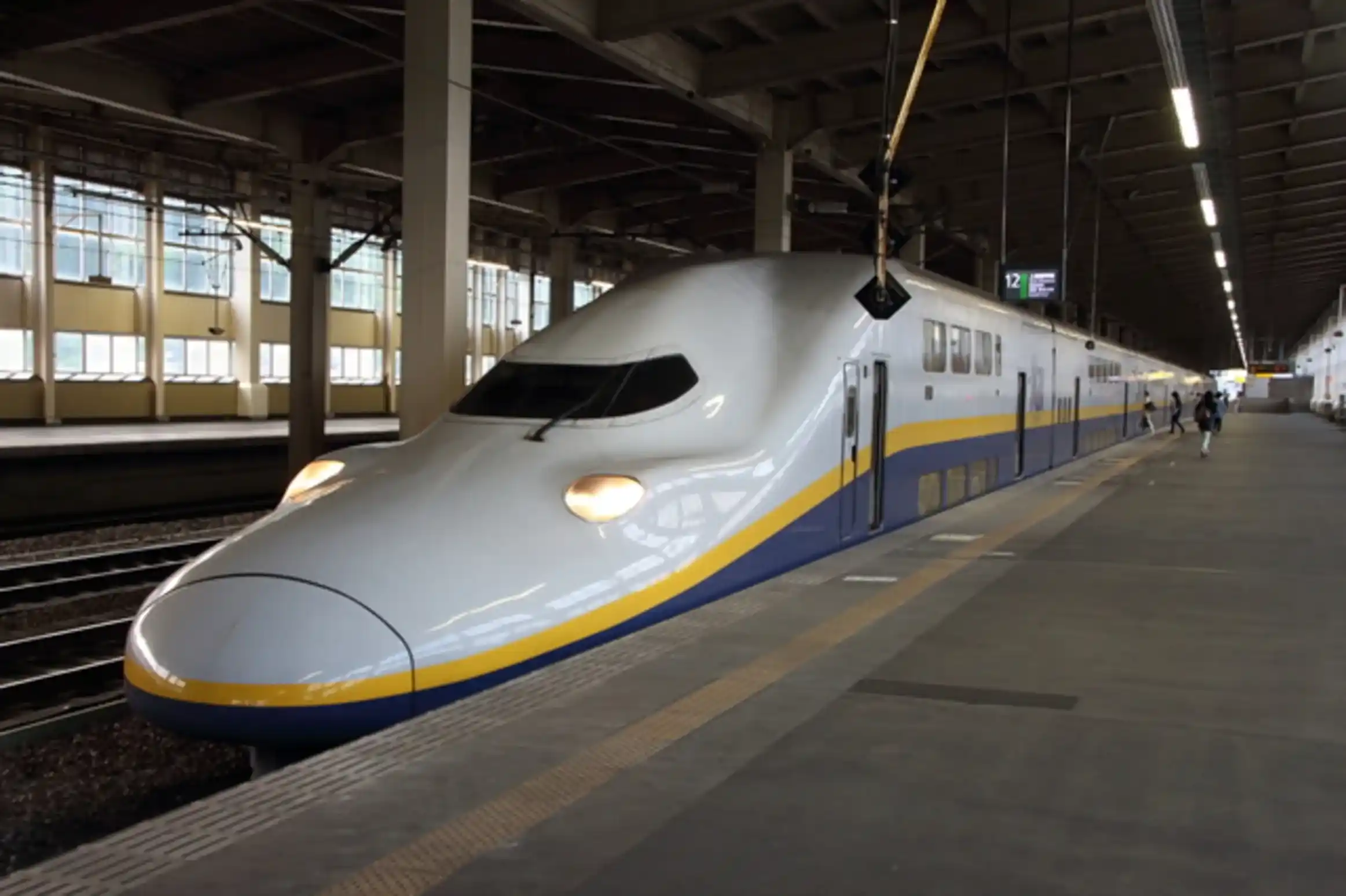 JR長岡駅に着いた新幹線の画像