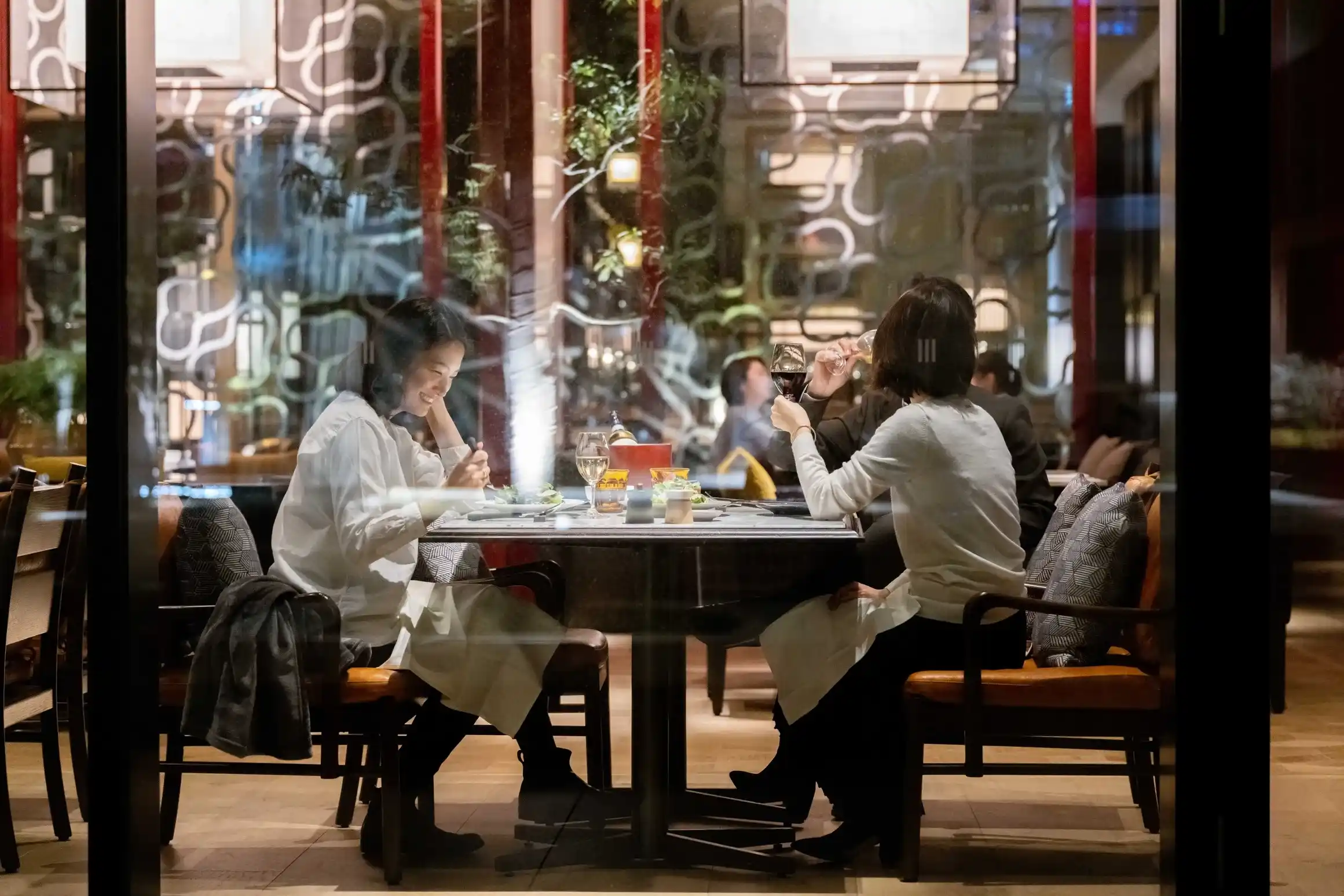 石川県の宿でディナーを楽しむイメージ画像