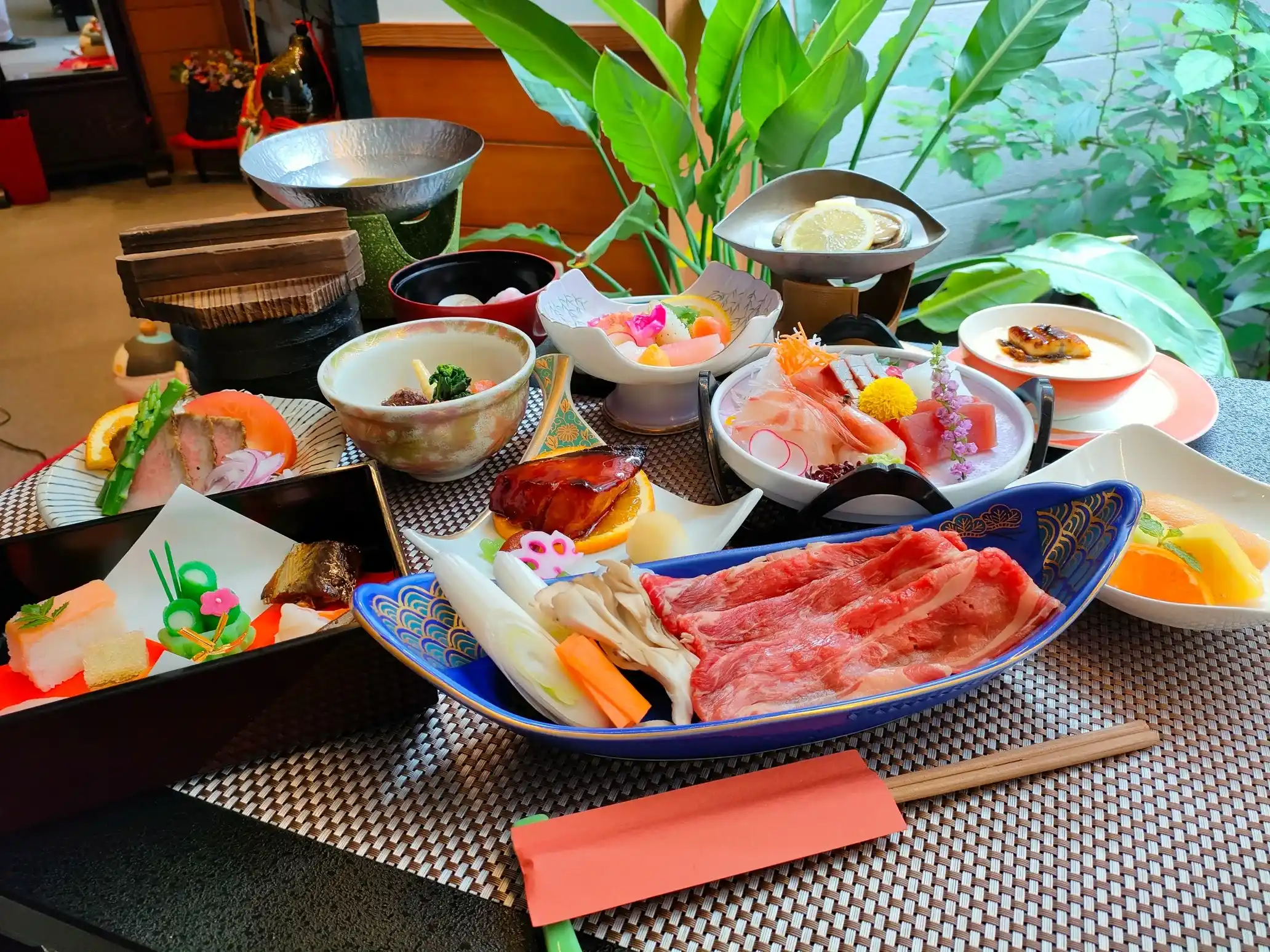 富山県の宿で年末年始の料理を楽しむイメージ画像