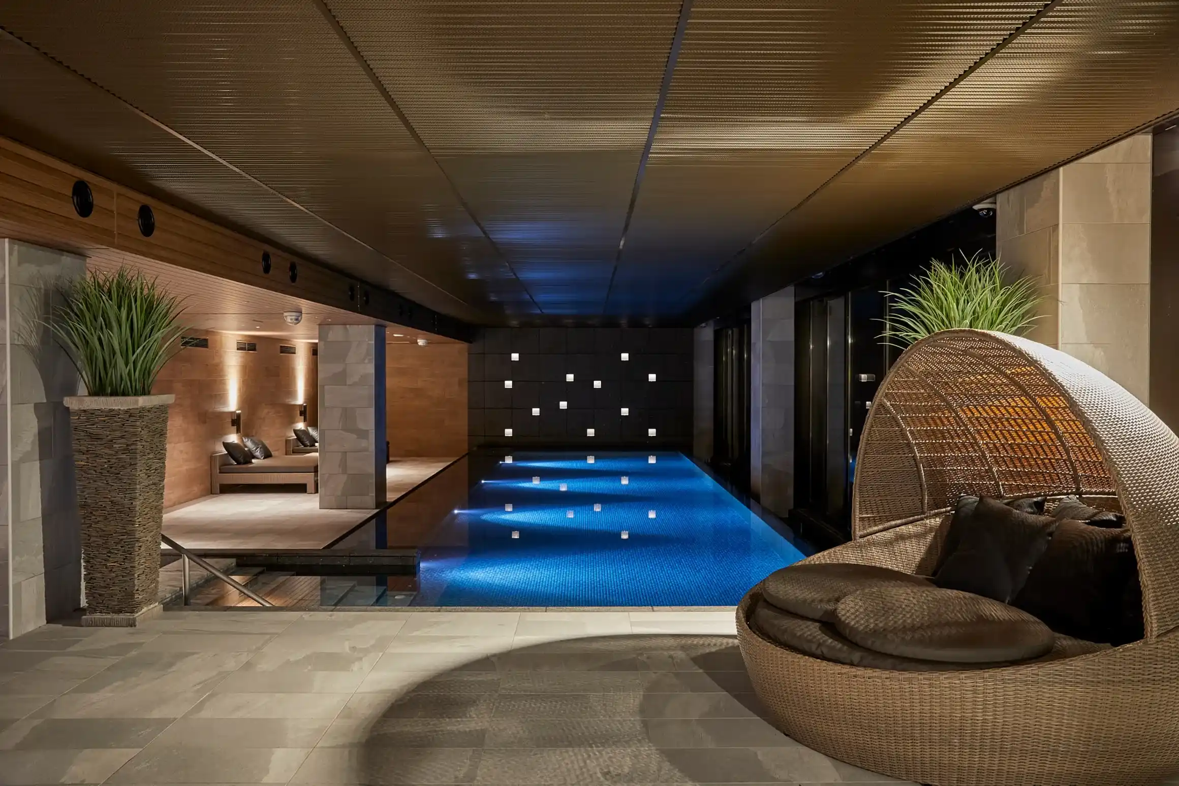 長野県のプール付き高級ホテルのイメージ画像