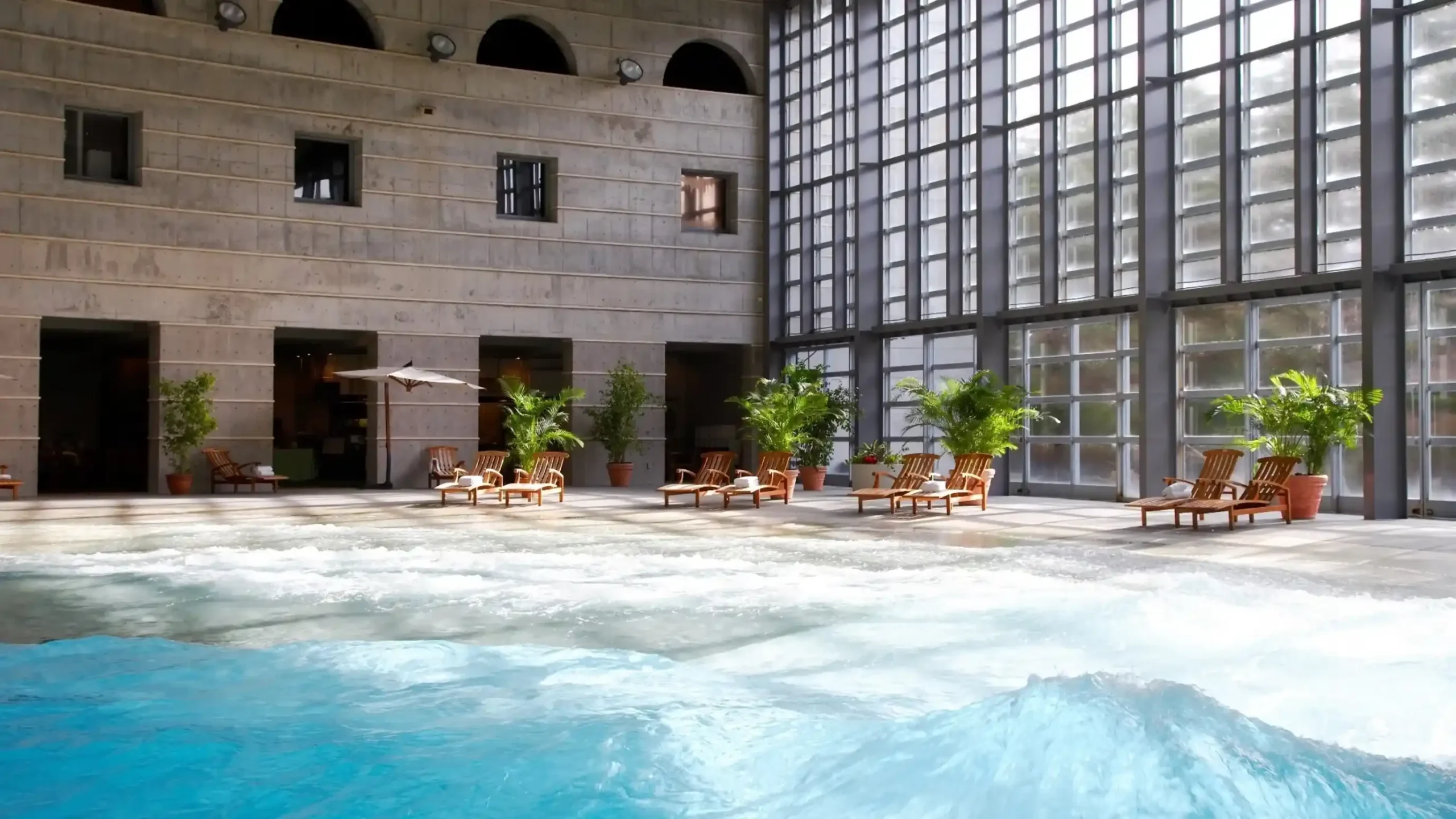 山梨県のプール付き高級ホテルのイメージ画像