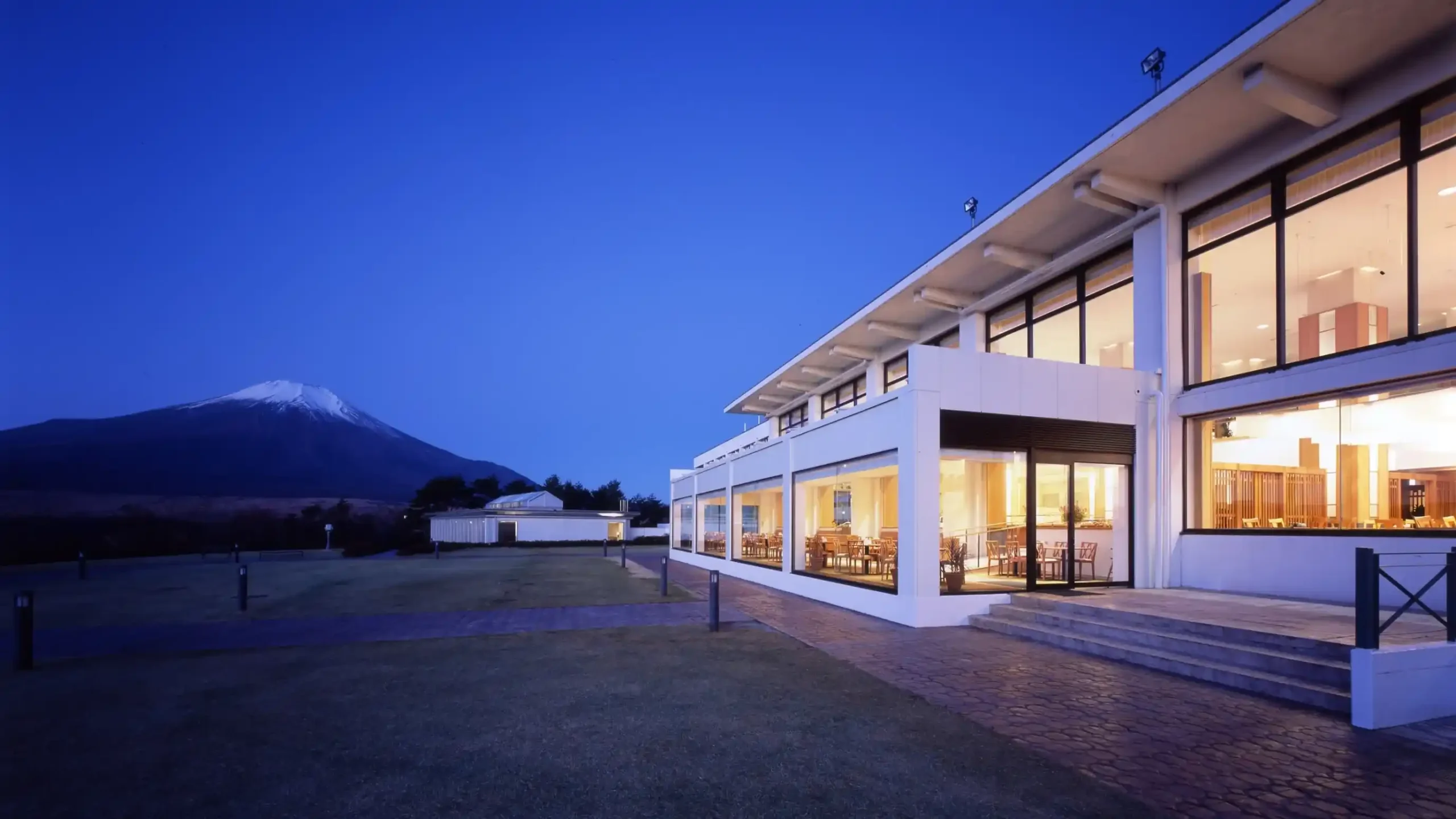 「富士山と湖を望むリゾート ホテル マウント富士」の画像